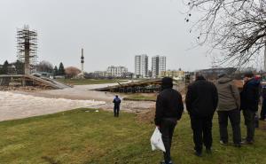Foto: Admir Kuburović / Radiosarajevo.ba / Srušen pješački most na rijeci Željeznici koji povezuje naselja Lužani i Pejton na Ilidži
